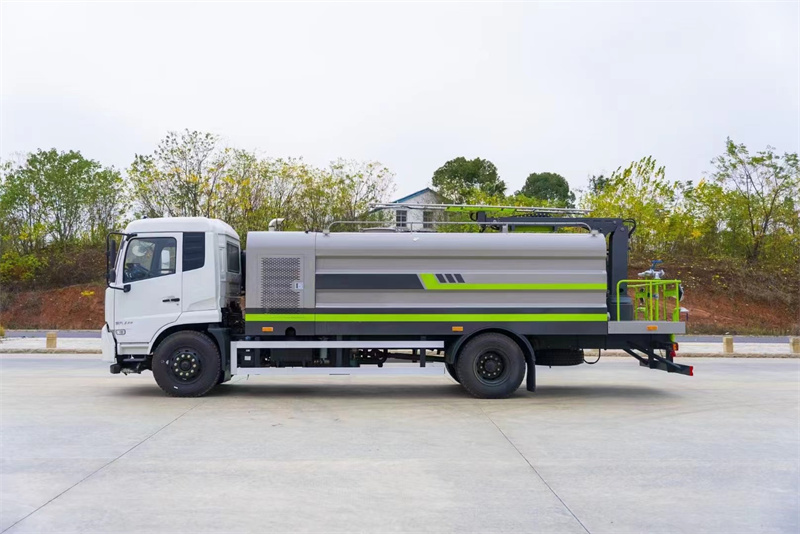东风天锦光伏清洗车