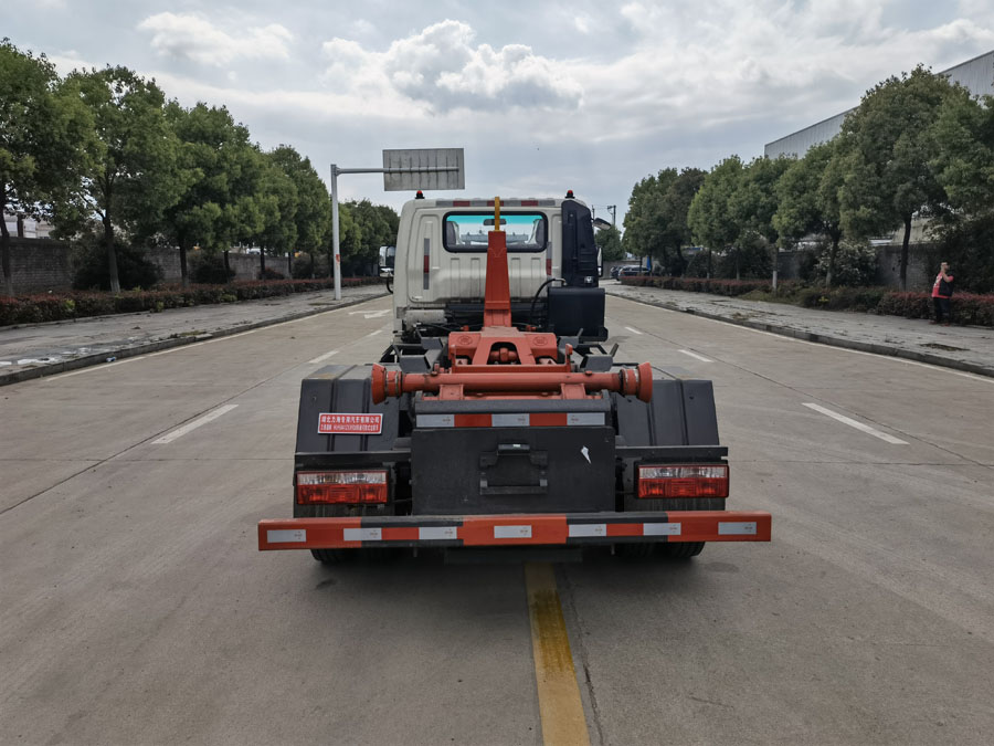 飞碟蓝牌勾臂建筑垃圾清运车