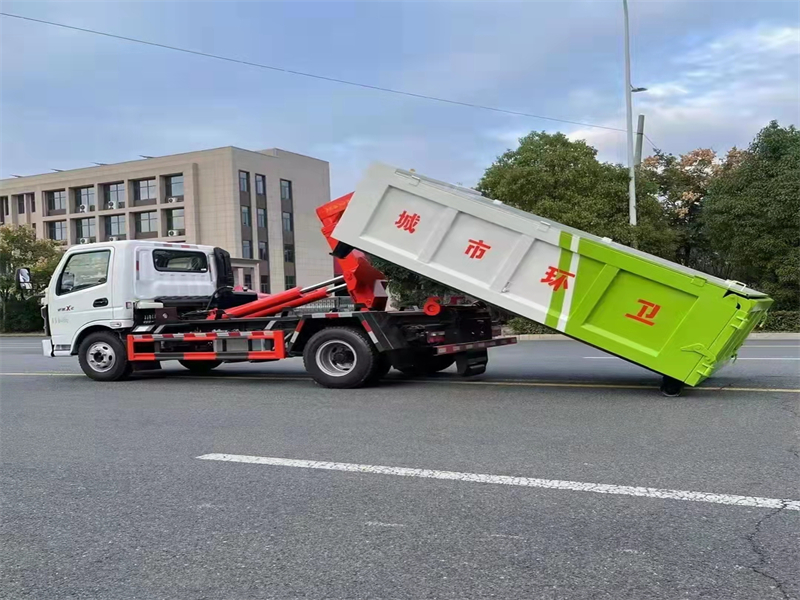 飞碟蓝牌勾臂建筑垃圾清运车