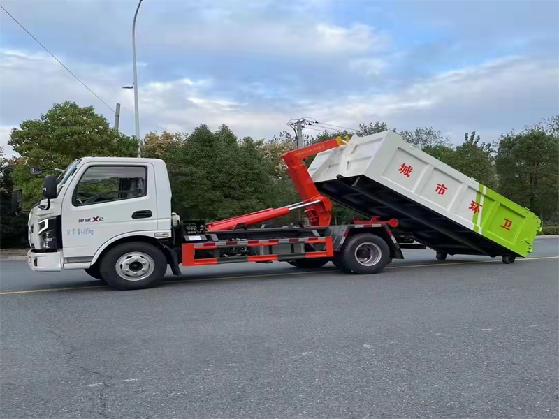 飞碟蓝牌勾臂建筑垃圾清运车