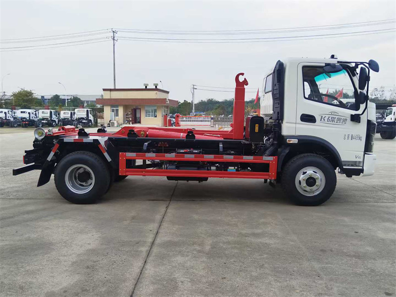 蓝牌飞碟奥驰V6钩臂垃圾车