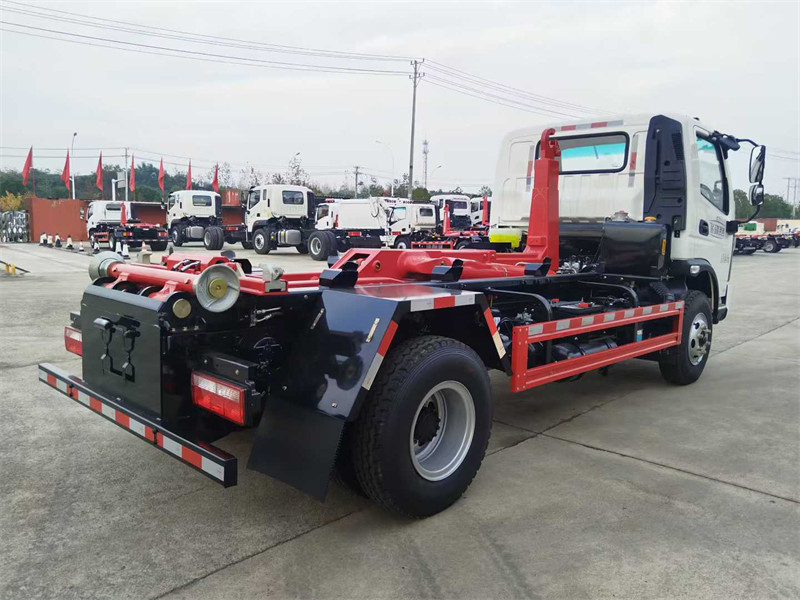 蓝牌飞碟奥驰V6钩臂垃圾车