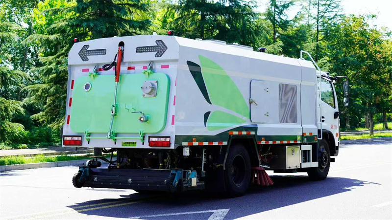 8方东风福瑞卡四季清扫车