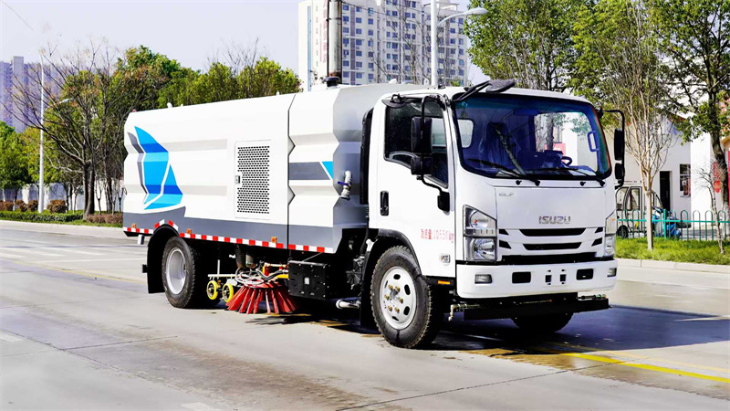 9方五十铃道路洗扫车