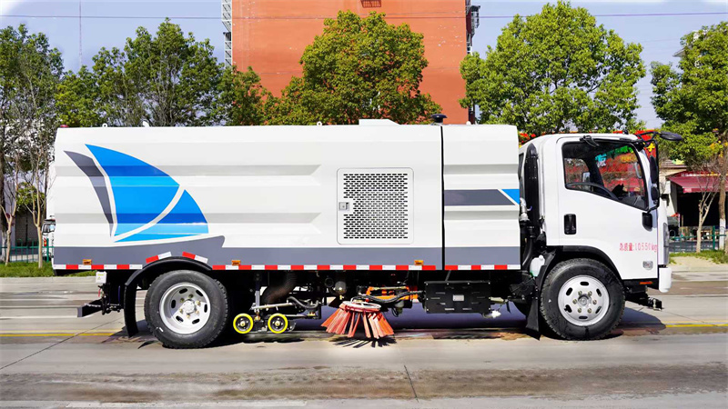 9方五十铃道路洗扫车