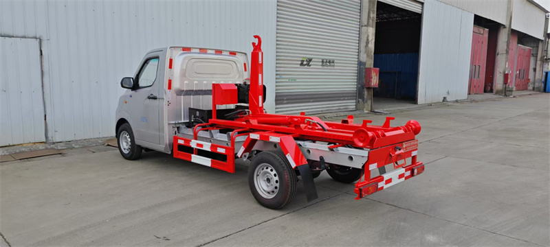 3方吉利纯电动勾臂垃圾车