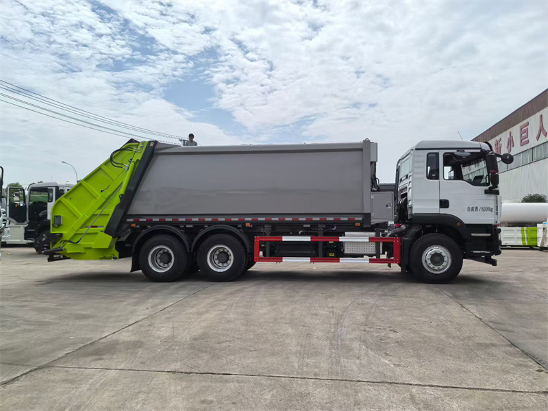 23方重汽汕德卡后八轮压缩垃圾车