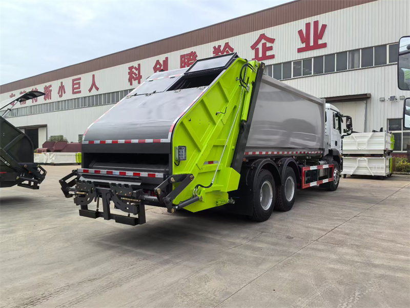 23方重汽汕德卡后八轮压缩垃圾车