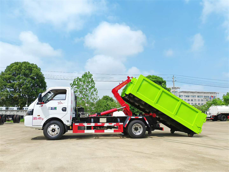 蓝牌东风途逸钩臂垃圾车