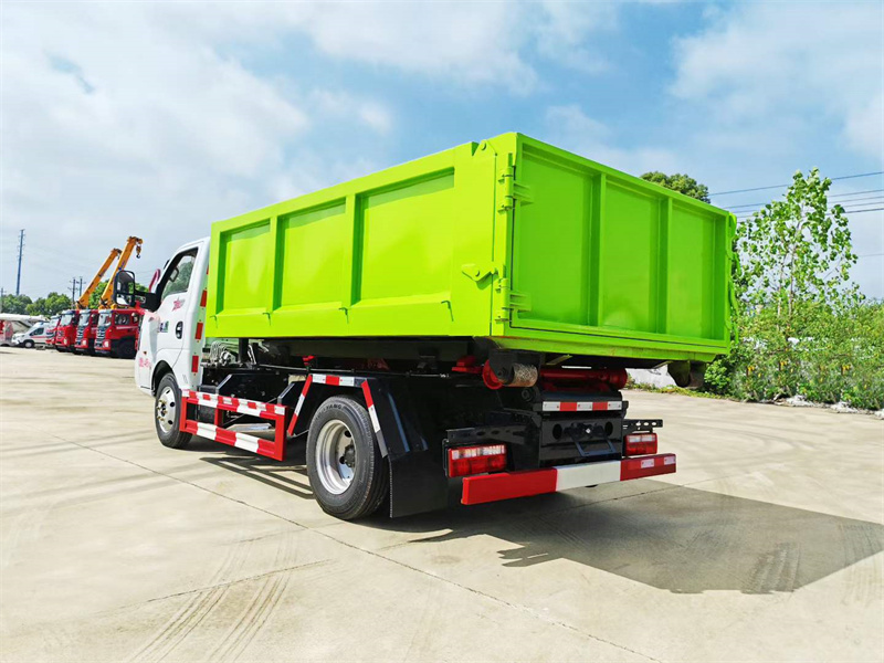 蓝牌东风途逸钩臂垃圾车