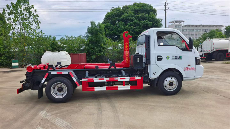 蓝牌东风途逸钩臂垃圾车