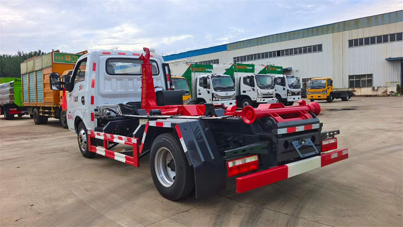 蓝牌东风途逸钩臂垃圾车