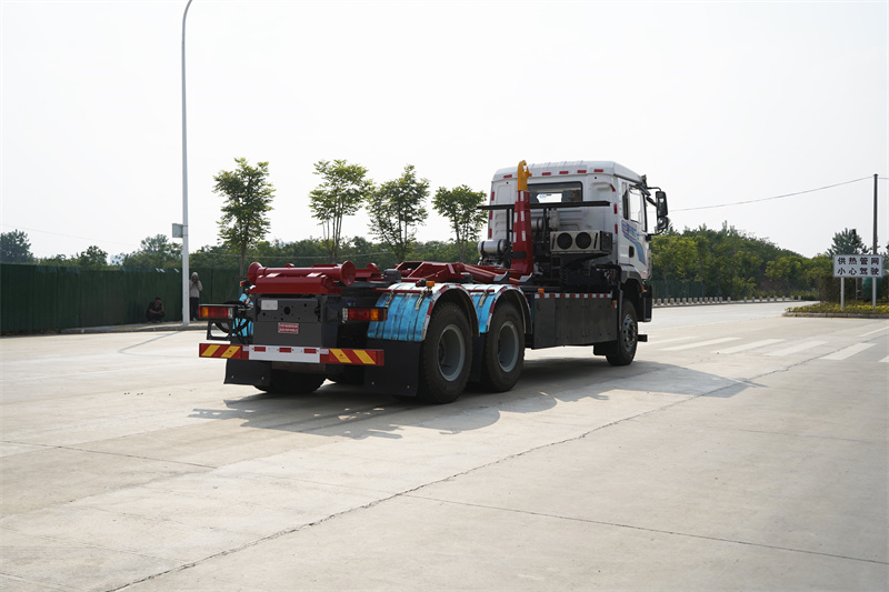 后八轮纯电动陕汽德龙勾臂垃圾车