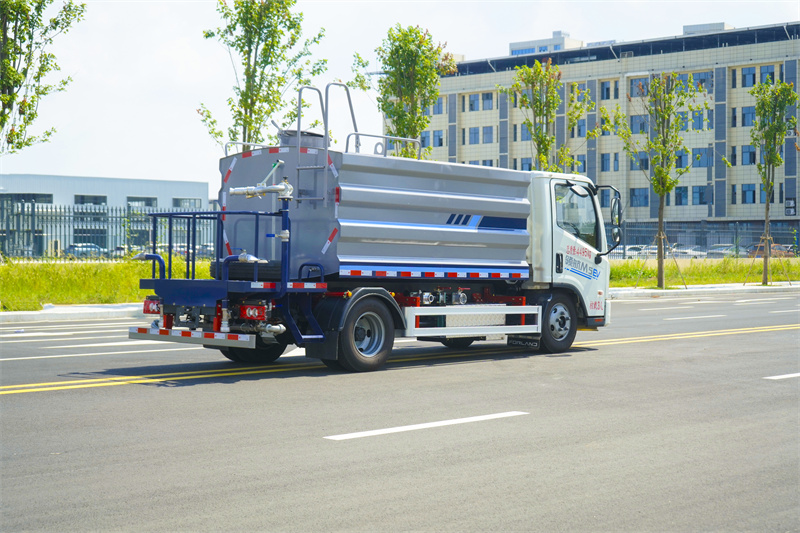 7吨福田领航M5纯电动清洗洒水车
