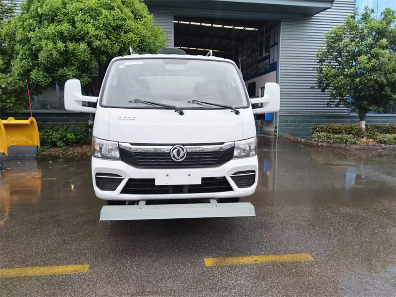 5吨东风途逸路面养护车